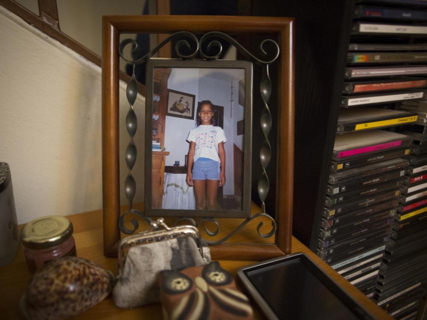 Un retrato de la joven en el salón de la casa familiar.