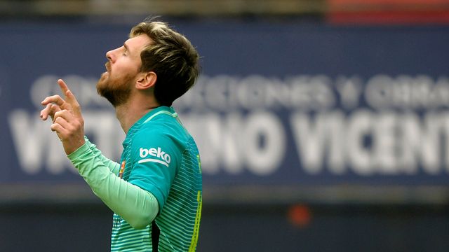 Messi celebra uno de sus dos goles a Osasuna.