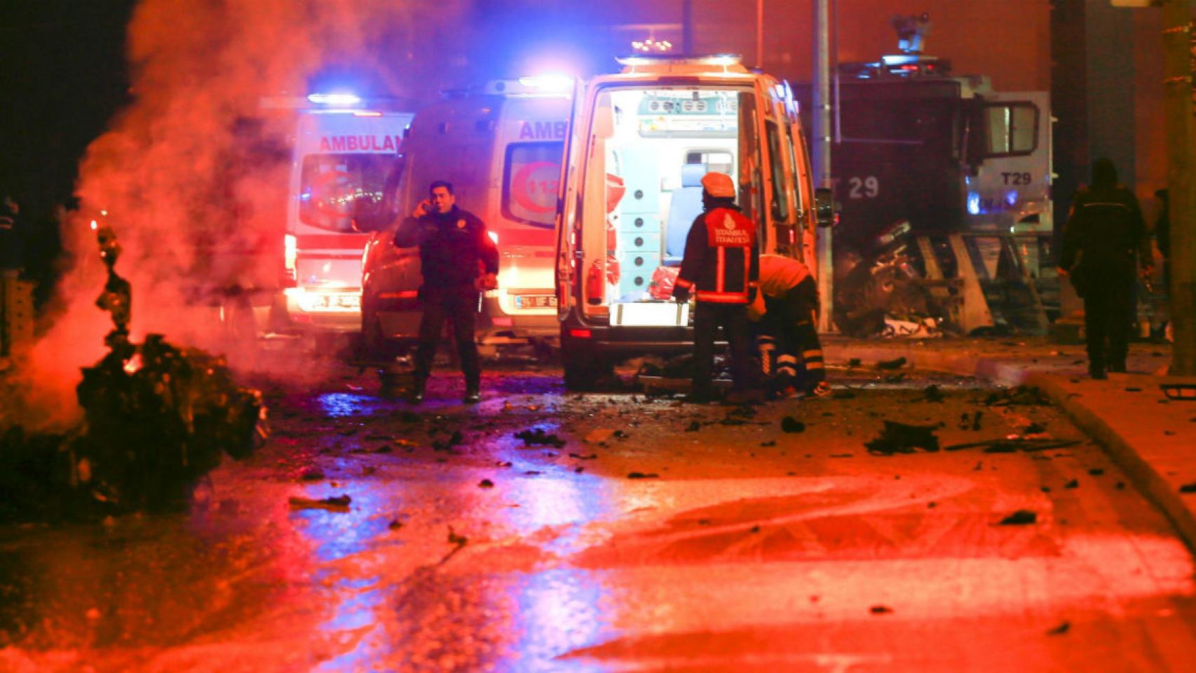 Las fuerzas de seguridad acuden a inspeccionar los restos de uno de los vehículos que explotaron.