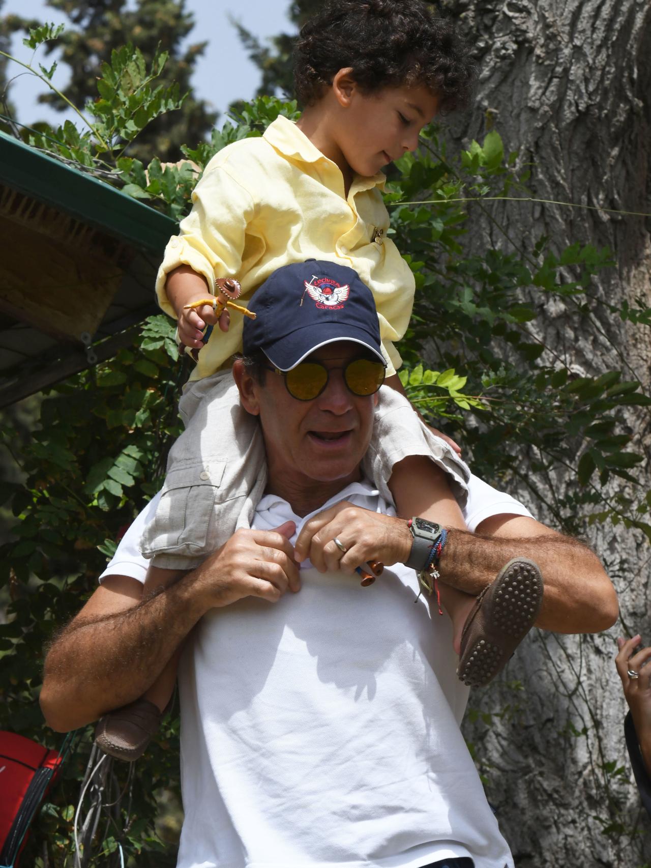 El empresario con sus hijo Víctor Simón