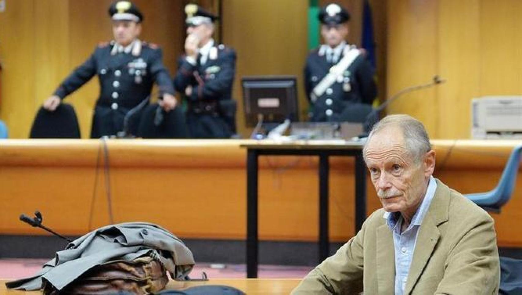 Erri de Luca durante su juicio por llamar al sabotaje de las obras del tren de alta velocidad en Italia.