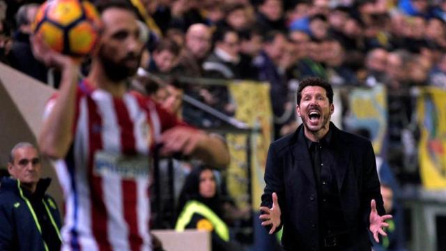 Simeone da instrucciones a Juanfran desde la banda.