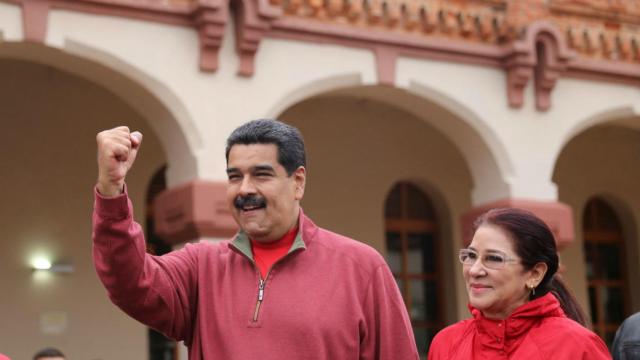 Nicolás Maduro junto a su mujer, Cilia Flores, saludando a sus seguidores.