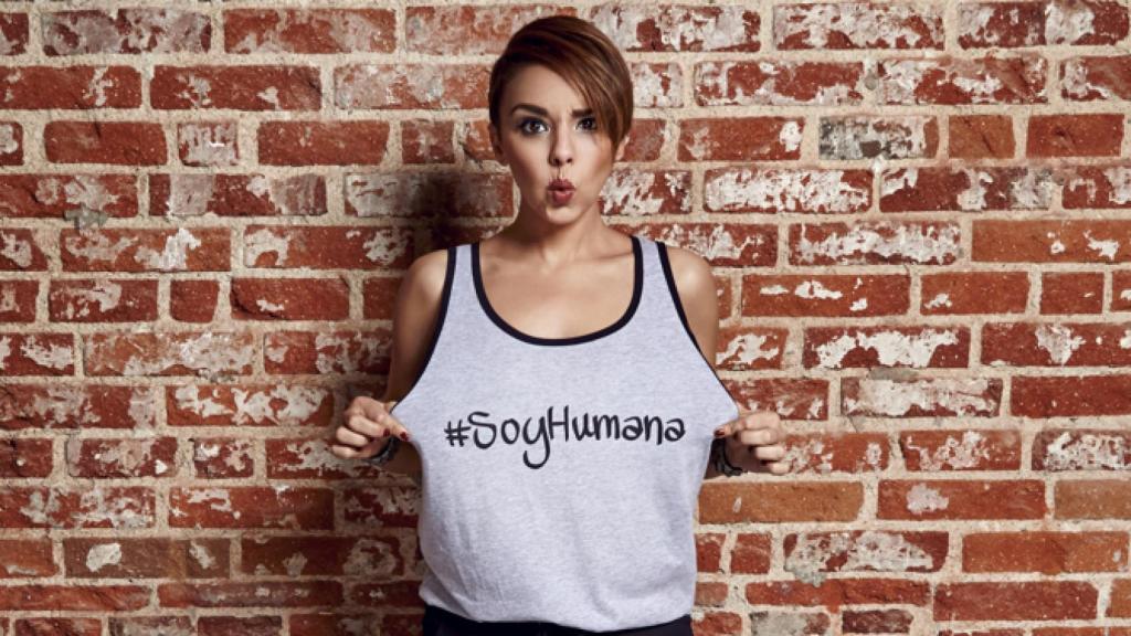 Chenoa se ríe de la cobra de Bisbal diseñando una sudadera