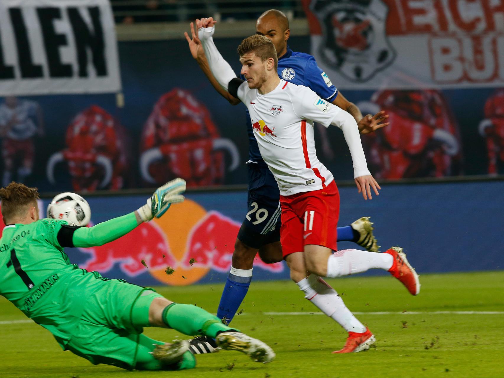 Tim Werner se tira en el partido contra el Schalke.