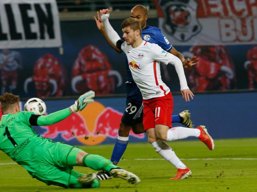 Tim Werner se tira en el partido contra el Schalke.