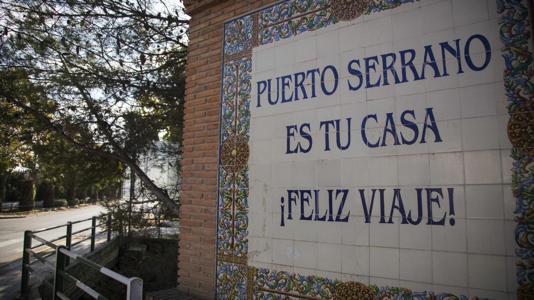 Un letrero despide al visitante al abandonar Puerto Serrano, en una imagen de archivo.