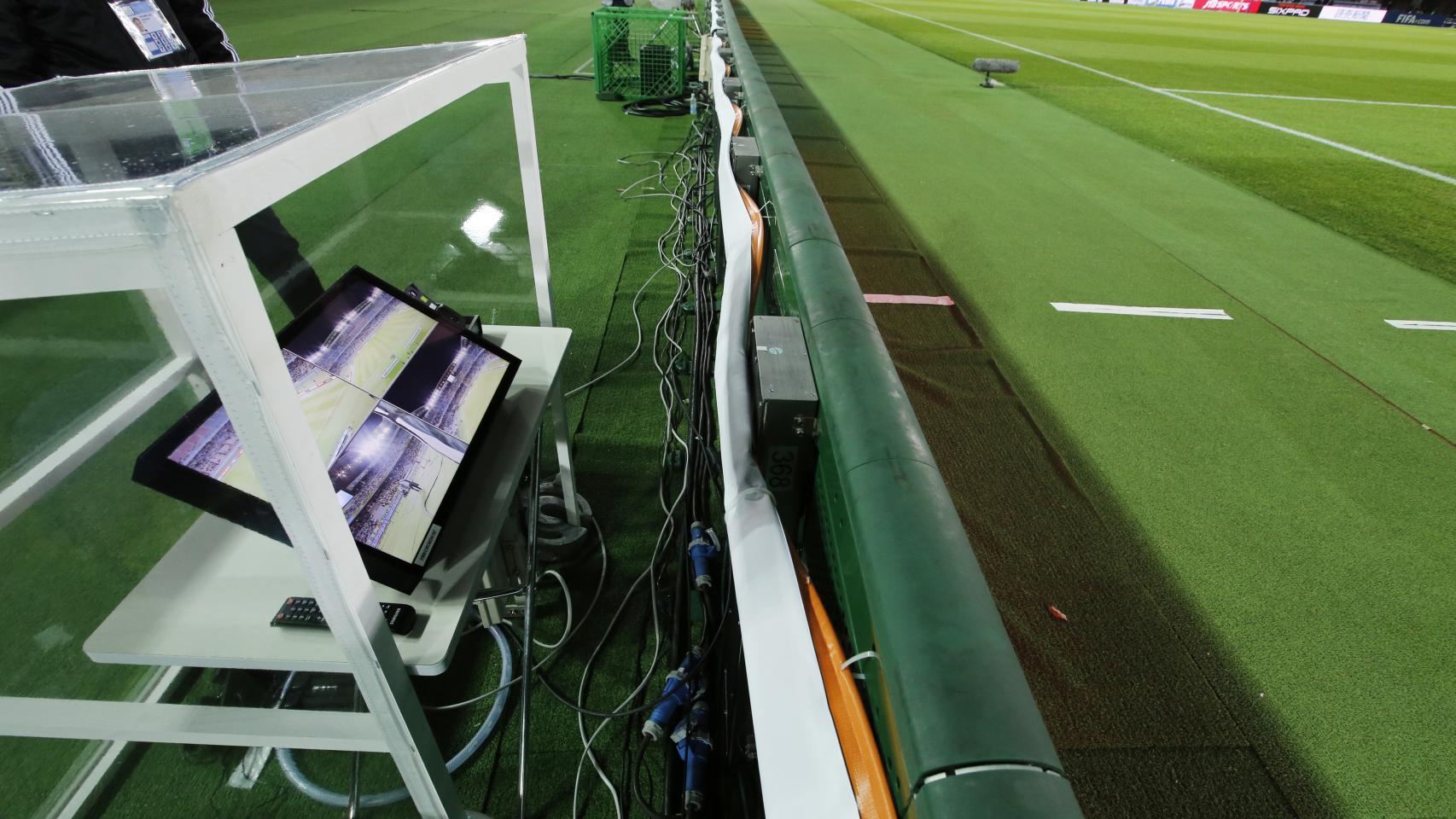 Pantalla de vídeo en la que el árbitro principal ve la repetición de la jugada.