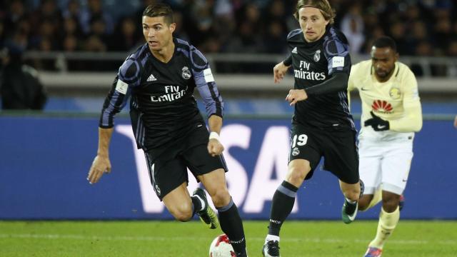 Modric conduce el balón en el partido contra el América.