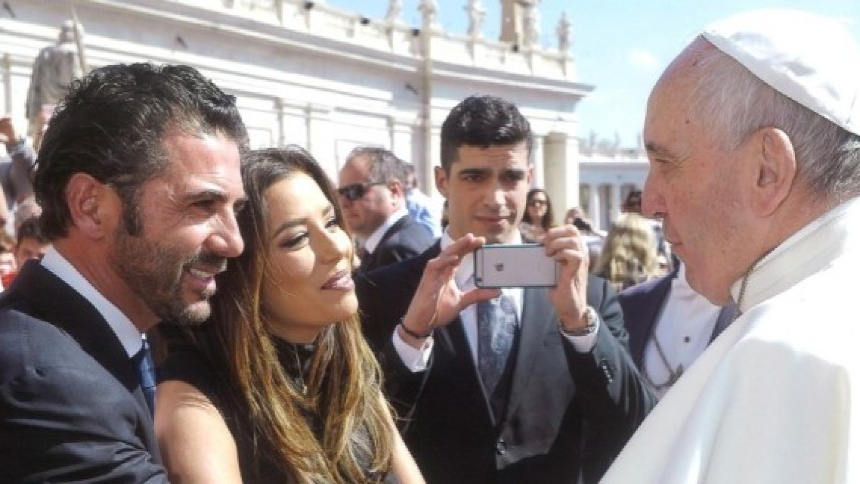 Eva Longoria y Pepe Bastón muy emocionados con el Papa.