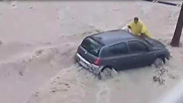 Captura del vídeo donde se ve al hombre que fue sorprendido por una tromba de agua en la cala de Finestrat.