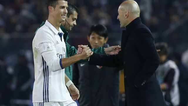 Zidane le da la mano a Cristiano Ronaldo.