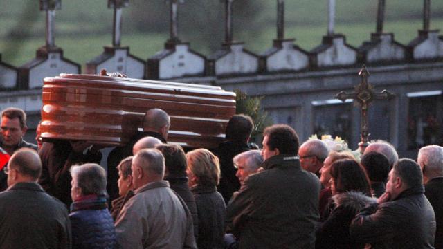 Un momento del entierro de Ana María Enjamio Carrillo celebrado este domingo en el cementerio de Santa Mariña de Grastar.