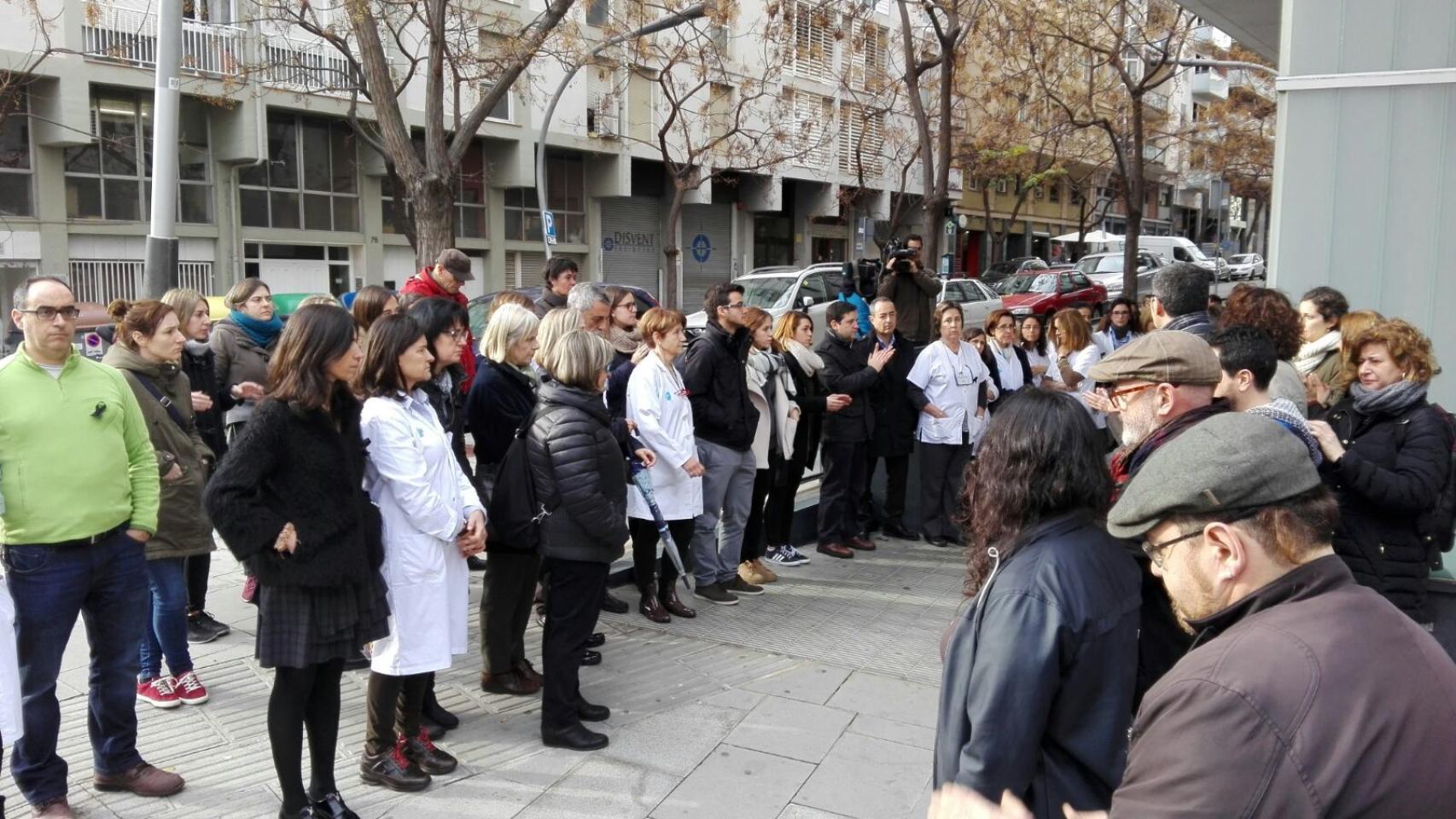 Concentración en el centro de salud en el que trabaja la mujer de Quintá