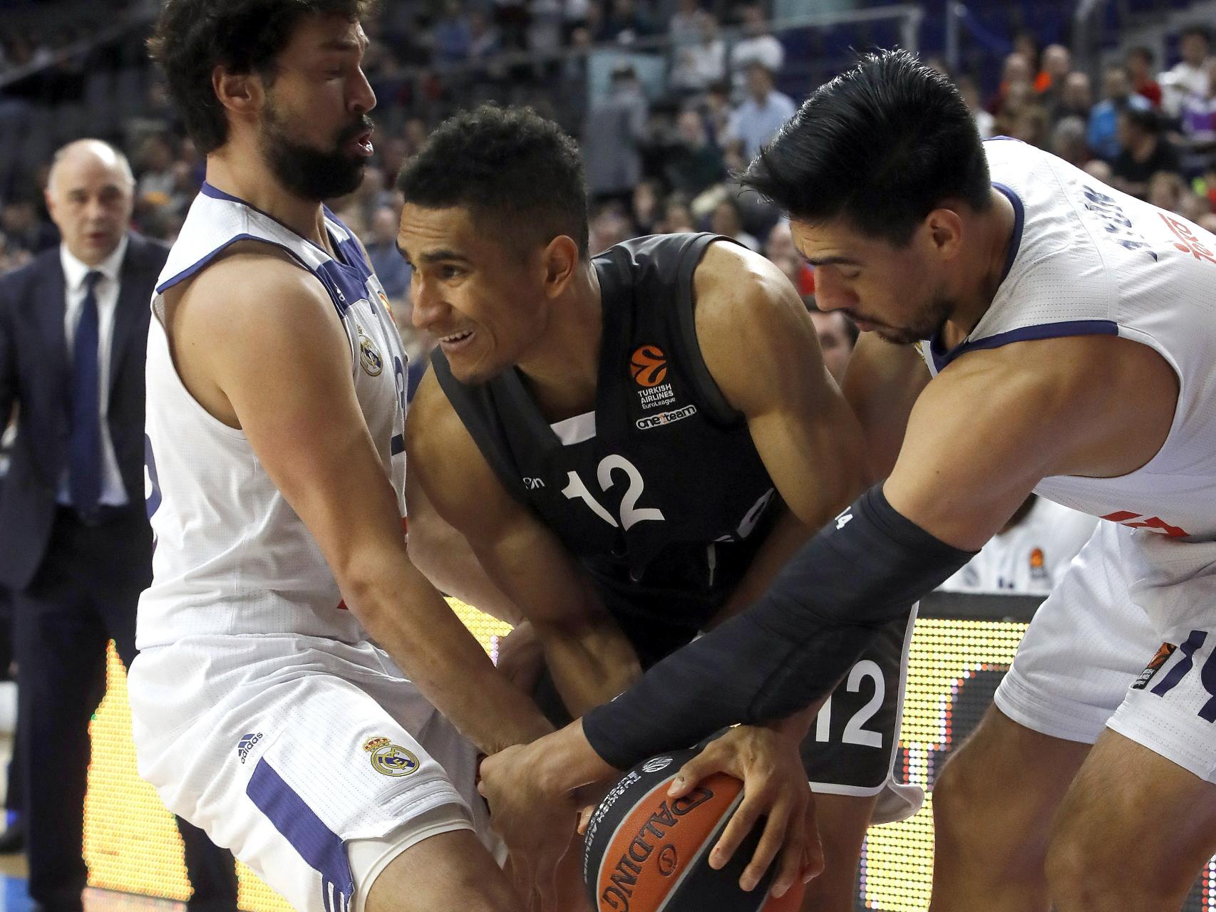 Sergio Llull y Gustavo Ayón defendiendo a Lo.