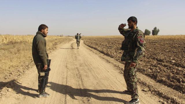 Fuerzas de seguridad de Afganistán toman posición durante una operación contra los talibanes en Lashkar Gah