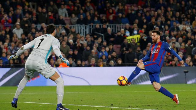 Messi dispara a portería.