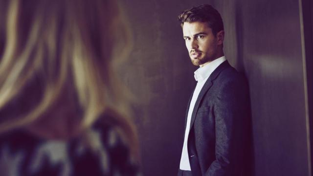 Theo James, protagonista de Divergente, imagen del perfume The Scent  de Hugo Boss.