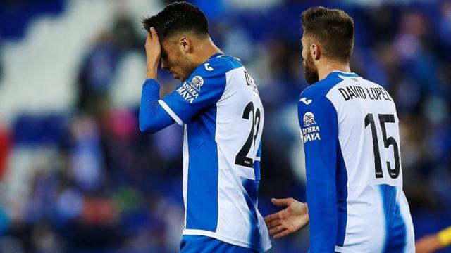 Los jugadores del Espanyol se lamentan.