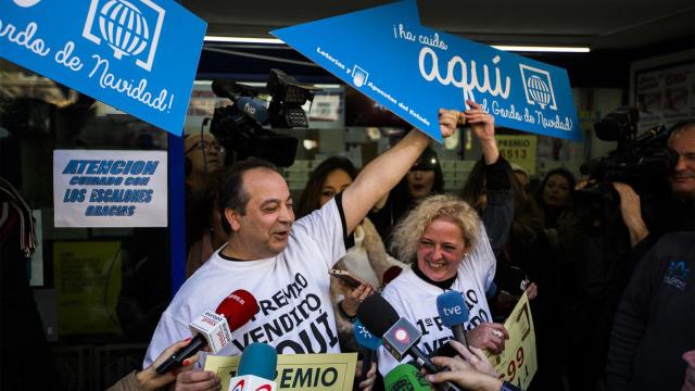Celebración en la administración madrileña de Arganzuela que ha repartido el Gordo / Pablo Cobos
