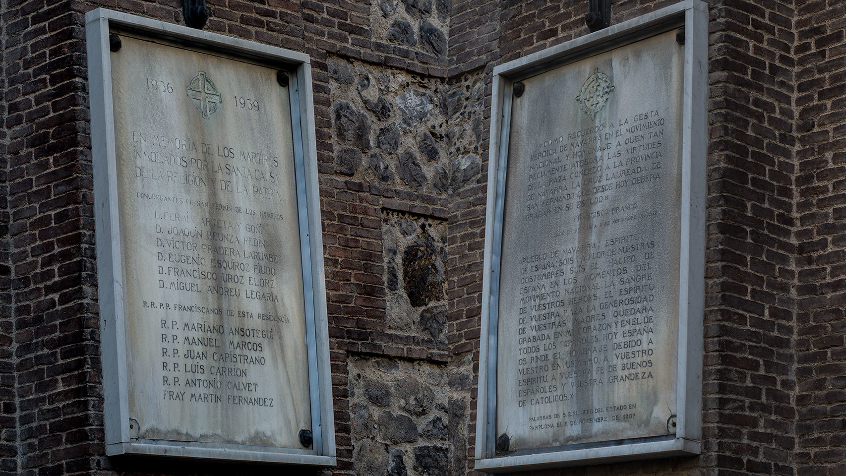 Las dos placas que lucen en la fachada.