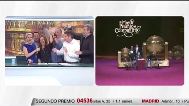 A la izquierda, la afortunada rodeada de sus compañeros tras conocer la noticia.