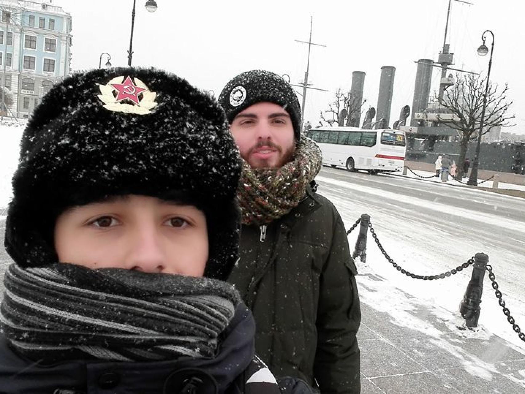 Iñaki Ellakuria (en primer plano) fue víctima del atentado terrorista de Berlín. Ha saltado a la palestra por sus mensajes en redes sociales defendiendo la violencia.