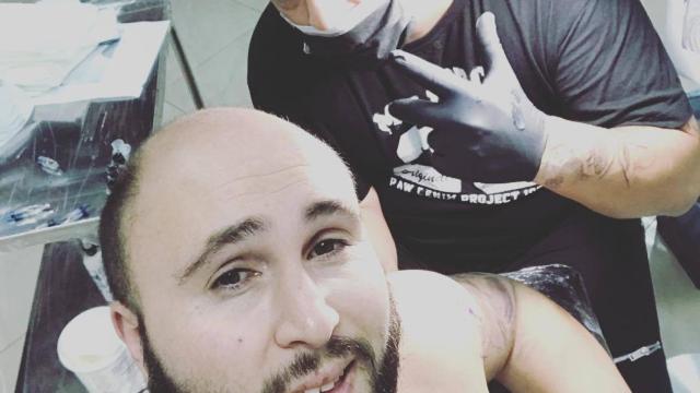 Kiko Rivera haciéndose un tatuaje.