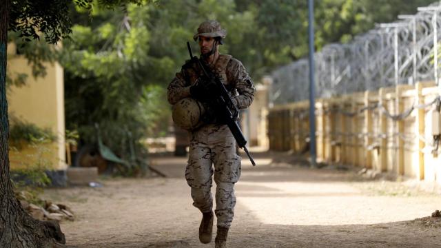 Un soldado español patrulla en la base militar de Koulikoro, en Mali.