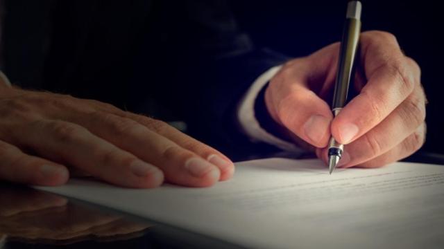 Firma de un contrato.