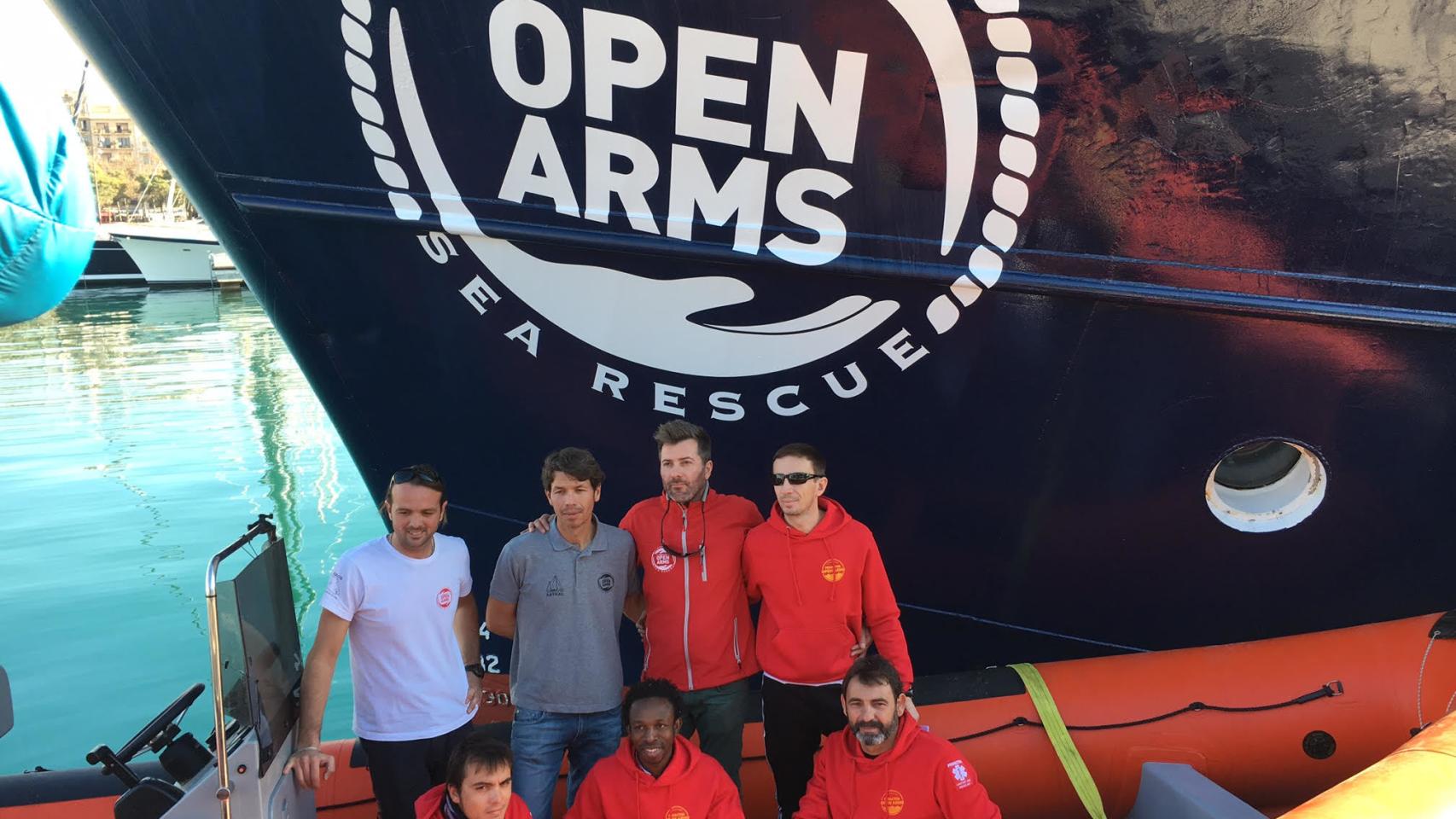 Óscar Camps (decha y abajo) dirige la ONG de salvamento Proactiva Open Arms.