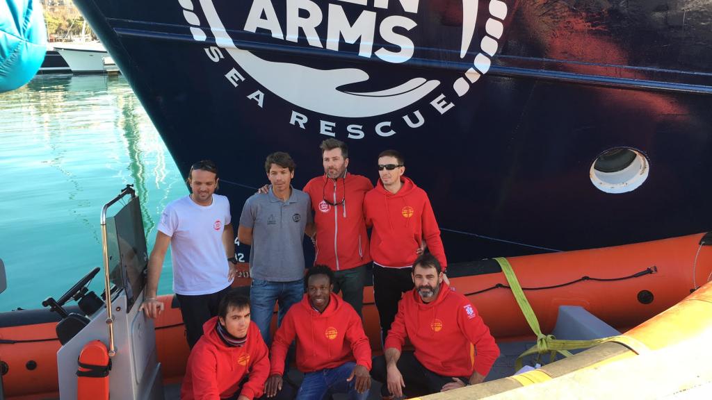 Óscar Camps (decha y abajo) dirige la ONG de salvamento Proactiva Open Arms.