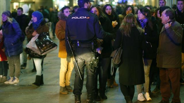 Un policía nacional, durante las preuvas del 30 de diciembre en la Puerta del Sol.