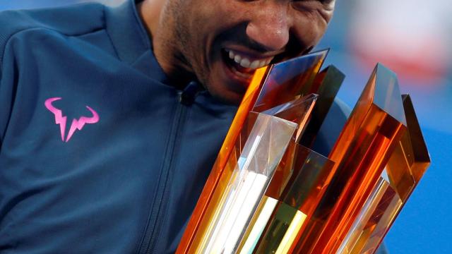 Nadal, con el trofeo conquistado en Abu Dhabi.