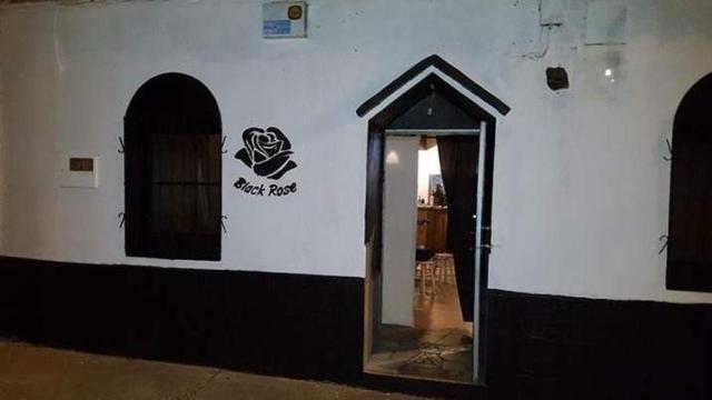 Fachada del bar donde se ha producido el socavón.