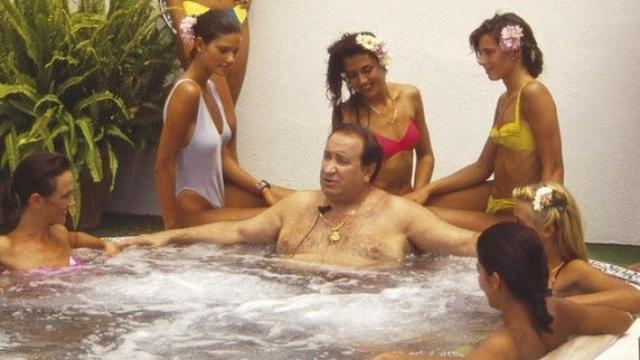 Jesús Gil en el jacuzzi, rodeado de algunas chicas que participaban en su programa de televisión.