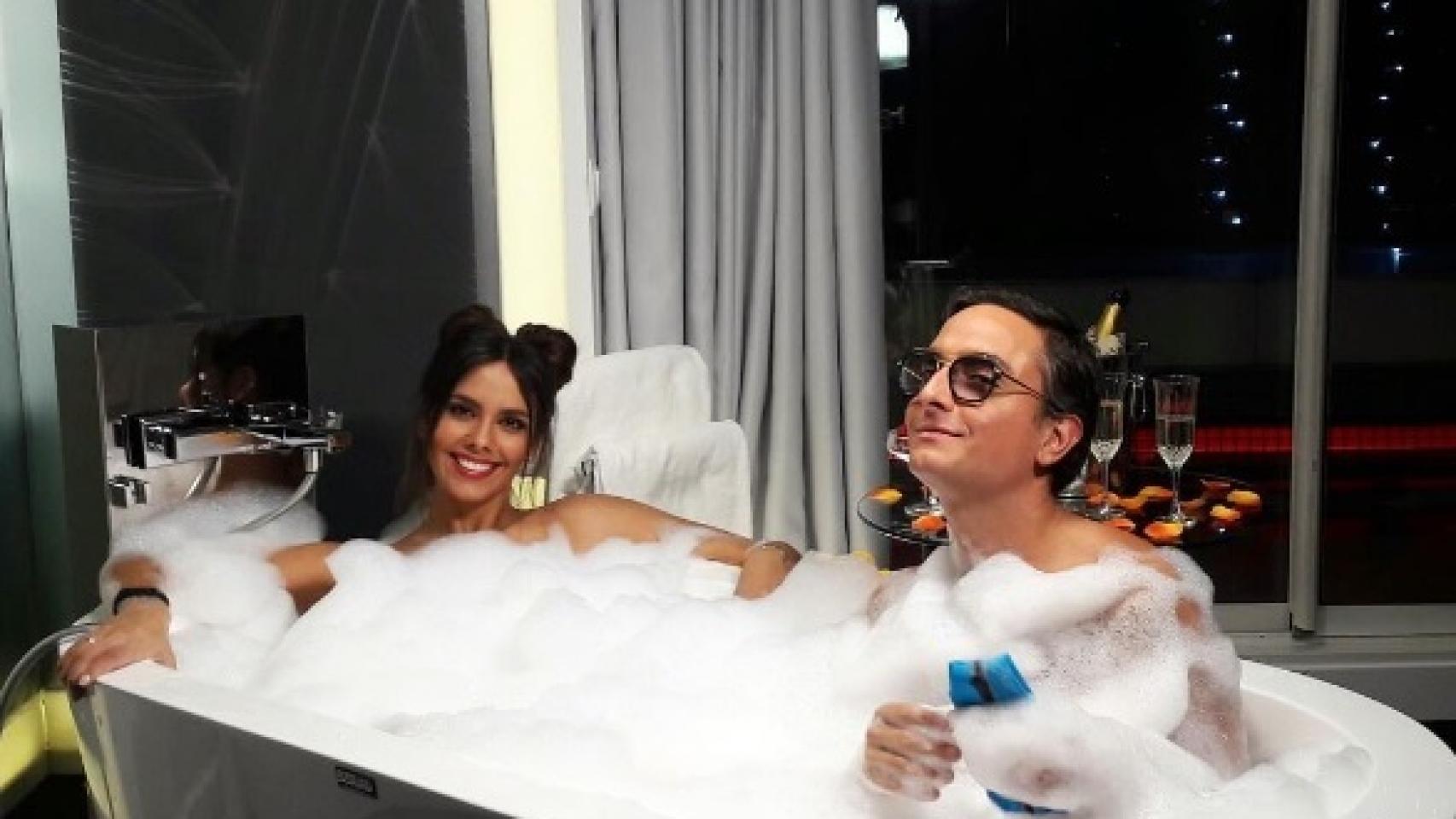 Fotos del día: el romántico baño de Cristina Pedroche con otro hombre