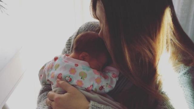 Nira Juanco posa junto a su hija Valeria.