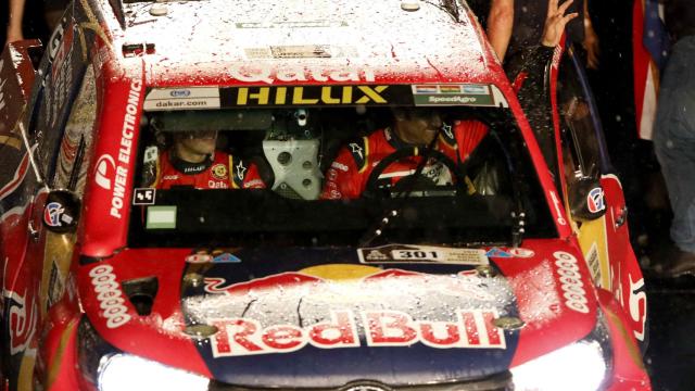 Al-Attiyah, en su coche, durante la carrera del Dakar.