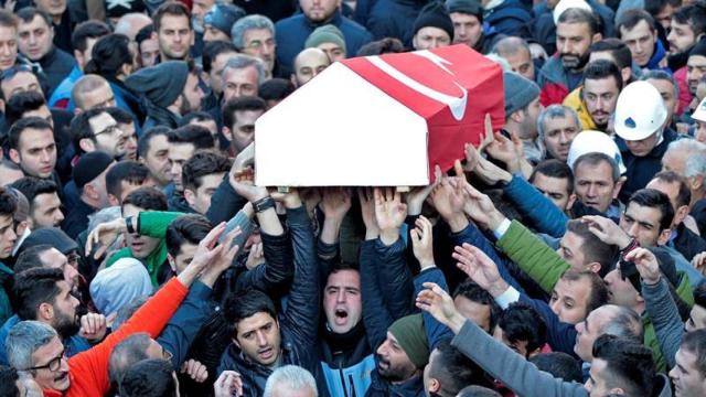 Entierro de una de las víctimas del atentado del Club Reina en Nochevieja.