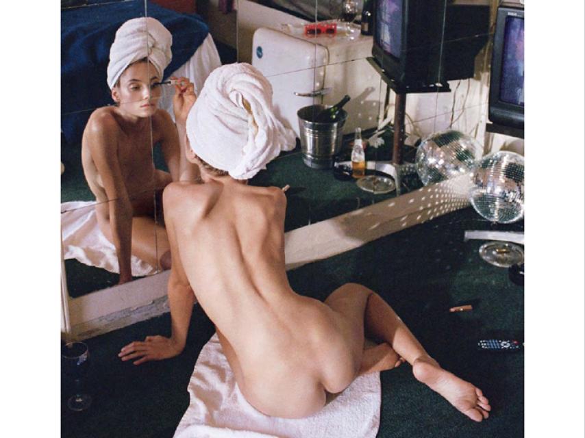 Bridget se maquilla con naturalidad en una de las fotos para Playboy.