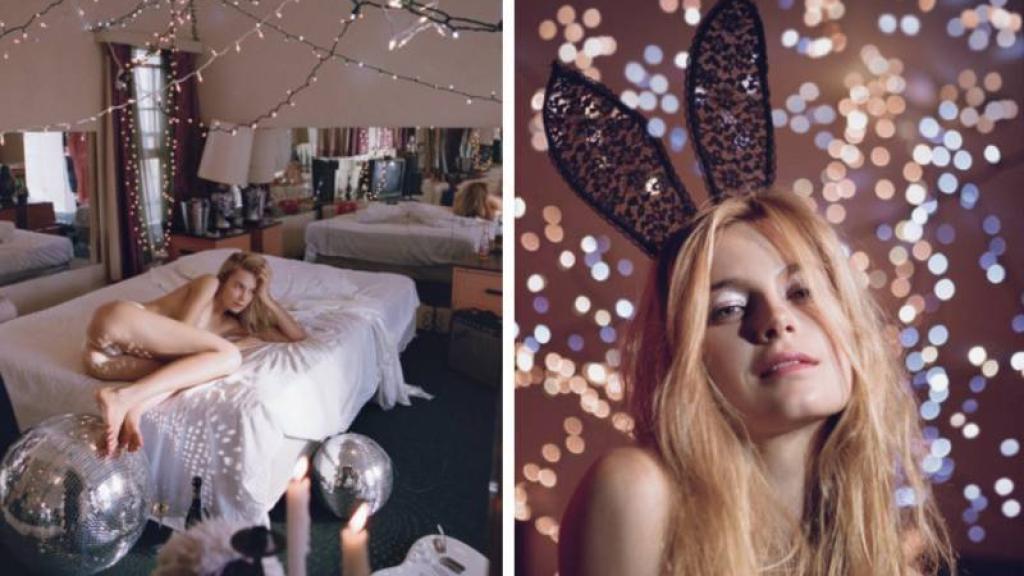 La modelo sobre una cama y con las orejas de conejito míticas de la revista.