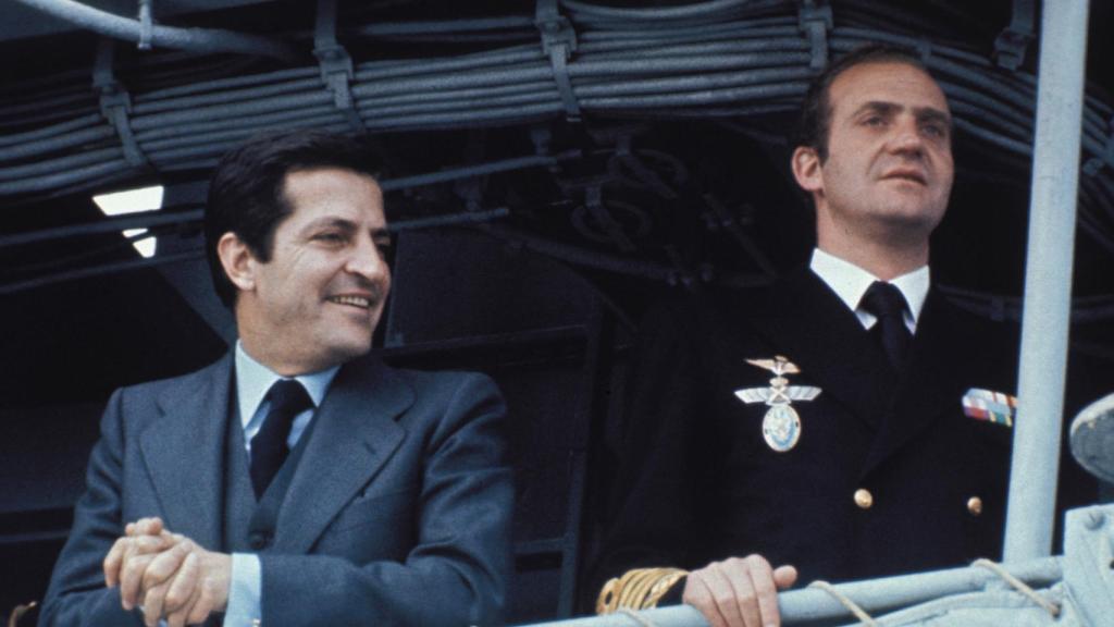 El rey Juan Carlos junto a Adolfo Suárez, al que concedió un título nobiliario.