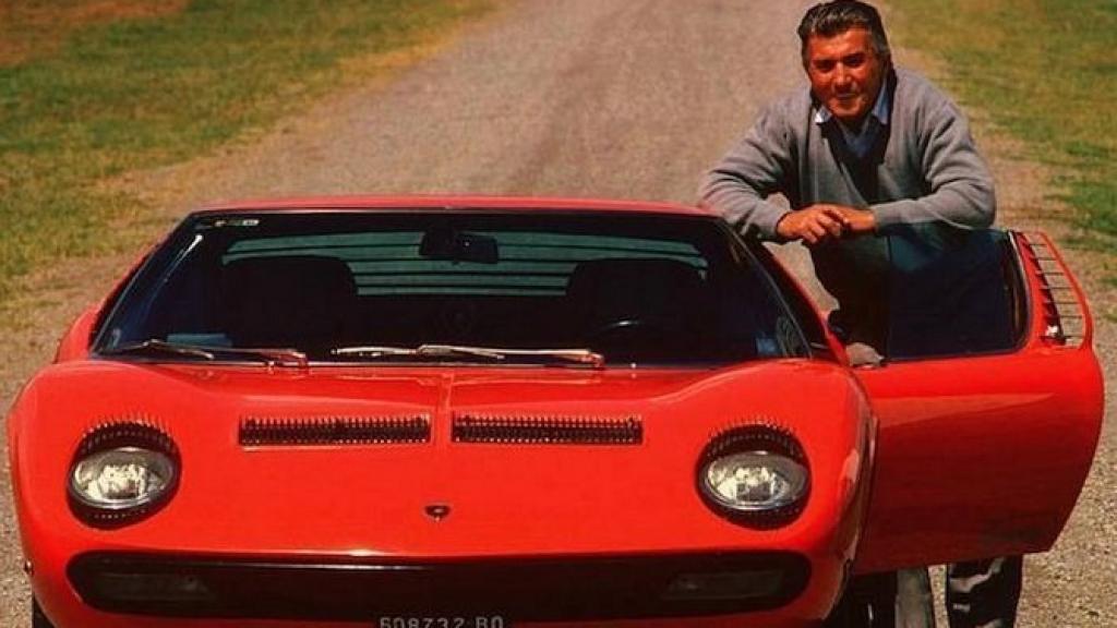 Ferruccio Lamborghini, con una de sus creaciones