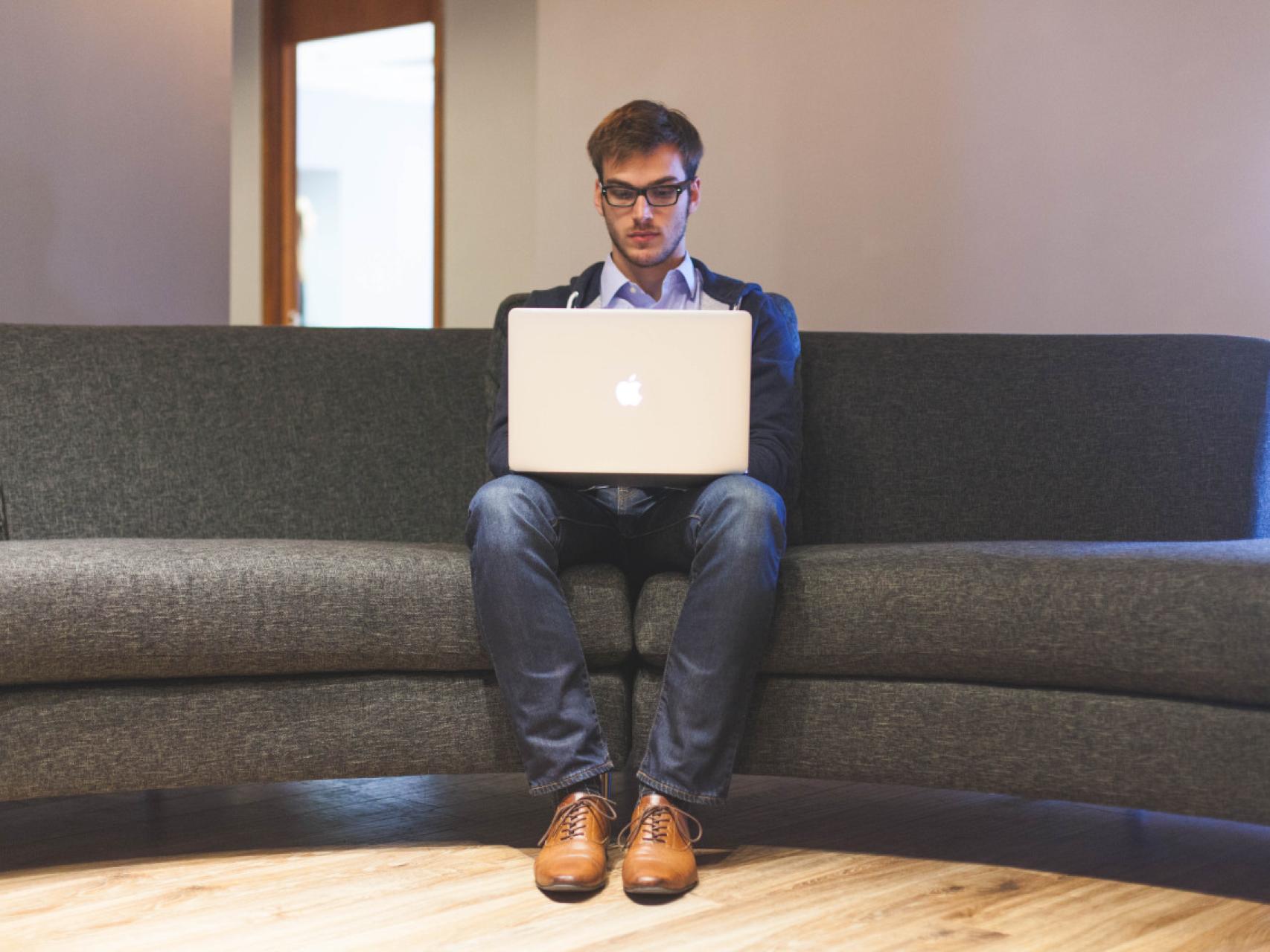 En Francia, se acabó contestar correos desde el sofá de casa