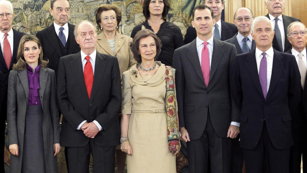 Los reyes actuales y los eméritos con la Diputación Permantente y Consejo de la Grandeza de España.