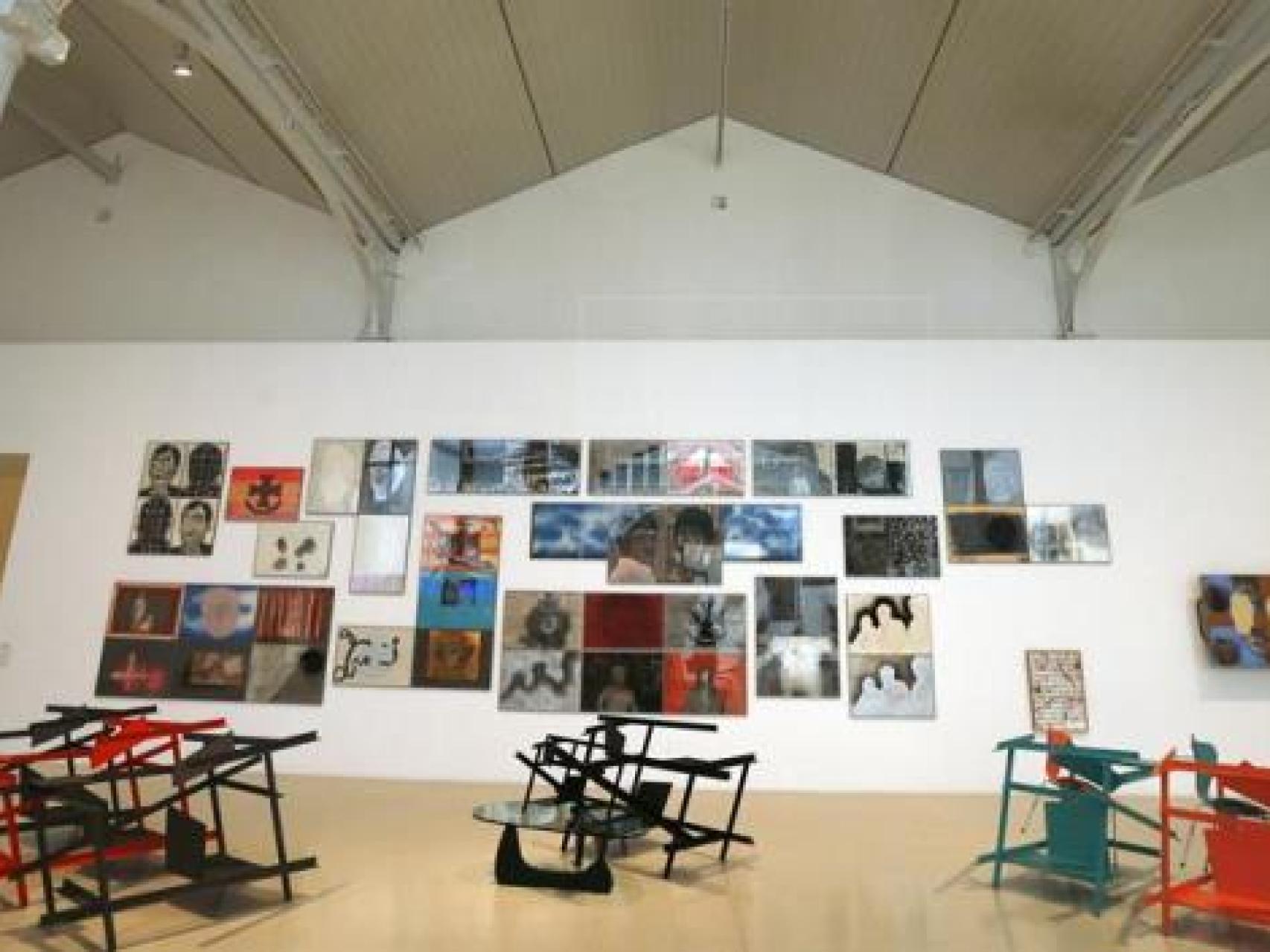 Montaje de la exposición de Txomin Badiola, en el Palacio de Velázquez.