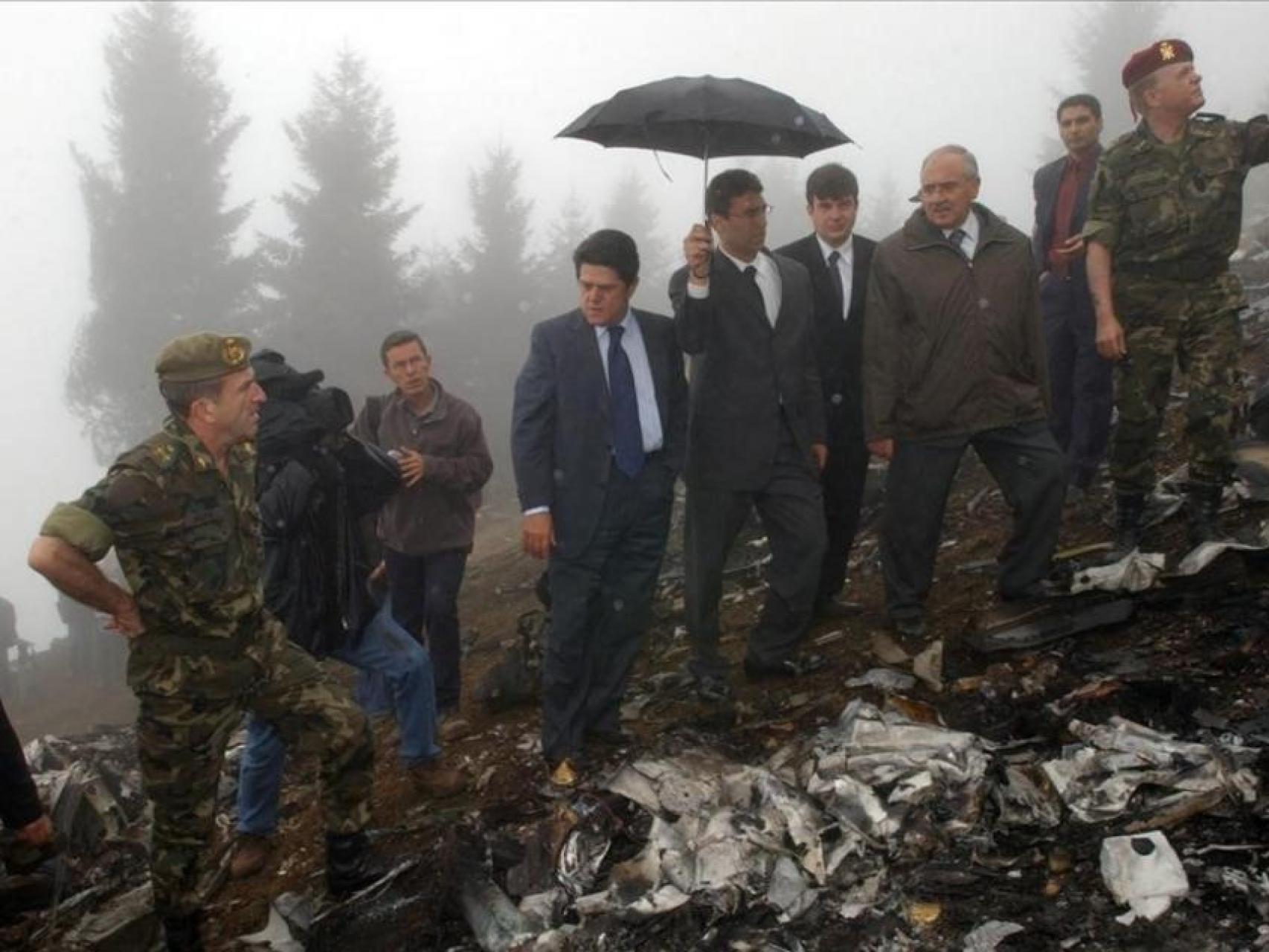 El entonces ministro de Defensa, Federico Trillo, en el lugar del siniestro