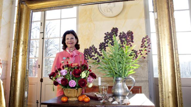La reina Silvia de Suecia en una de las salas del Castillo de Drottningholm, en Estocolmo.