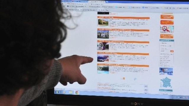 Una persona señala un producto para adquirirlo por internet.